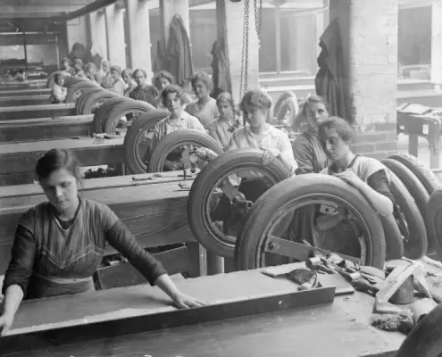 Women_at_work_in_a_Lancashire_Rubber_Factory_Q28232